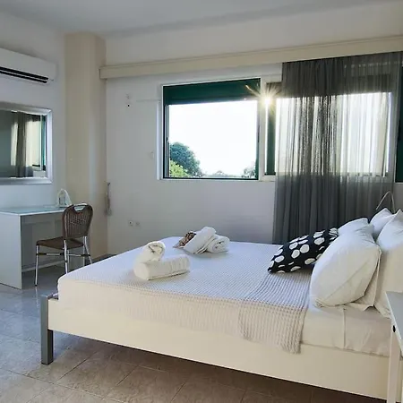 Christos - Center W/ Royal Garden View *